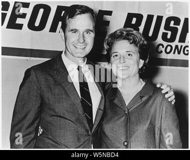George et Barbara Bush à Houston, au Texas, dans la nuit où George Bush a été élu au Congrès Banque D'Images