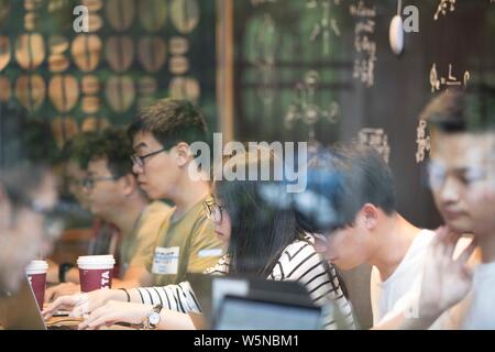 --FILE--employés chinois travaillent dans un café au siège du géant de l'e-commerce chinois Alibaba Group à Hangzhou City, Zhejiang Province de la Chine de l'Est Banque D'Images