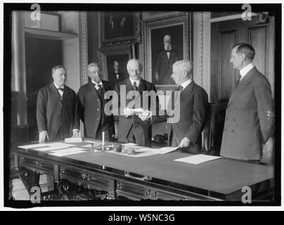 DANIELS, Josephus, SECRÉTAIRE DE LA MARINE, 1913-1921 ; BRUN, Constantine, l'AMBASSADEUR DU DANEMARK ; OLIVER, JAMES HARRISON, LE CONTRE-AMIRAL,U.S.N. ; LANSING, ROBERT, SECRÉTAIRE D'ÉTAT, 1915-1920 ; Banque D'Images