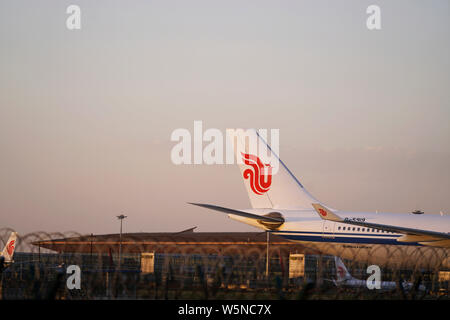 --FILE--un jet d'Air China est garée à l'Aéroport International de Pékin à Beijing, Chine, 24 mai 2017. Air China, la fla Banque D'Images