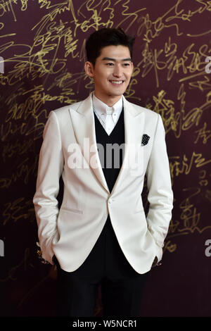 --FILE--acteur chinois Zhang Han arrive sur le tapis rouge pour la 17e Huabiao Film Awards à Beijing, Chine, 8 décembre 2018. Banque D'Images