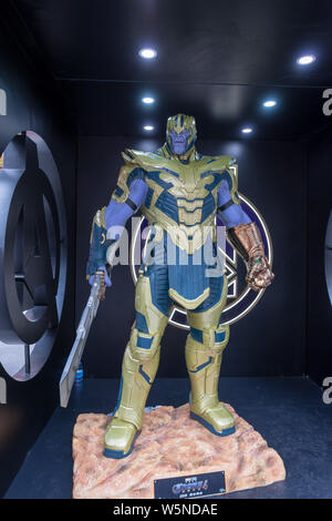 La statue Thanos est exposée au héros Marvel de style chinois maquillage d'opéra exposition sur Nanjing East Road, à Shanghai, Chine, le 10 avril 2019. Un Banque D'Images