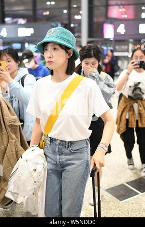 Chanteuse et actrice chinoise ou Chanson Chanson Victoria Qian arrive à un aéroport de Shanghai, Chine, le 7 avril 2019. Banque D'Images