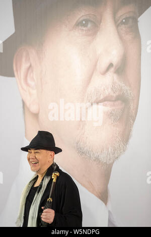 Hong Kong acteur Anthony Wong pose avec son trophée après avoir remporté le prix "Meilleur acteur" au cours de la 38e Hong Kong Film Awards (HKFA 2019) à Hong Kong, C Banque D'Images