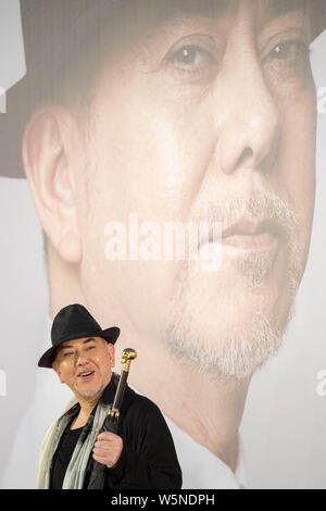 Hong Kong acteur Anthony Wong pose avec son trophée après avoir remporté le prix "Meilleur acteur" au cours de la 38e Hong Kong Film Awards (HKFA 2019) à Hong Kong, C Banque D'Images