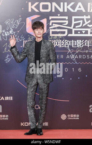 --FILE--acteur chinois Zhang Han arrive sur le tapis rouge pour une cérémonie de remise de prix à Shanghai, Chine, 12 janvier 2017. Banque D'Images