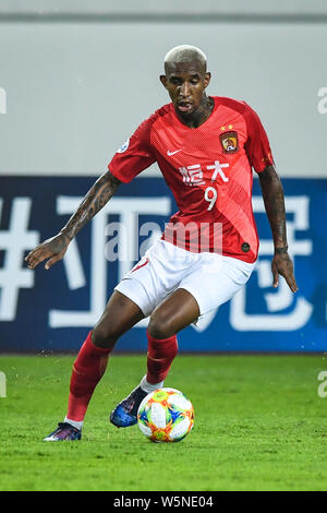 Anderson Talisca de Chine Guangzhou Evergrande de dribbles contre l'Australie Melbourne Victory au cours de leur match du groupe F de la Ligue des Champions de l'AFC Banque D'Images