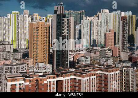 Toits de gratte-ciel du quartier Sham Shui Po, Kowloon, Hong Kong, Chine Banque D'Images