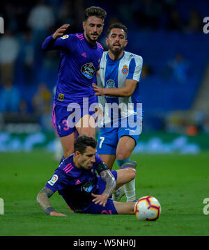 Borja Iglesias, droite, de l'Espanyol défis Hugo Mallo, bas, et David Costas de RC Celta de Vigo lors de leur 34e match de la La Lig Banque D'Images