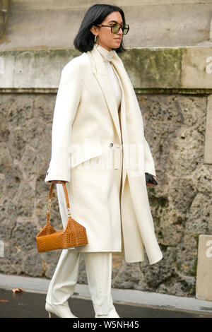 Une femme pose pour street s'enclenche lors de la Paris Fashion Week Automne/Hiver 2019/2020 Womenswear street snap in Paris, France, 1 mars 2019. Banque D'Images