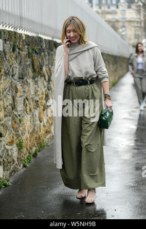 Une femme pose pour street s'enclenche lors de la Paris Fashion Week Automne/Hiver 2019/2020 Womenswear street snap in Paris, France, 1 mars 2019. Banque D'Images