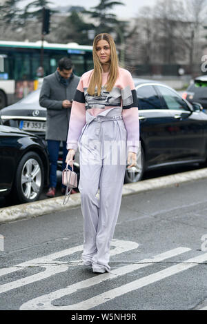 Une femme pose pour street s'enclenche lors de la Paris Fashion Week Automne/Hiver 2019/2020 Womenswear street snap in Paris, France, 1 mars 2019. Banque D'Images