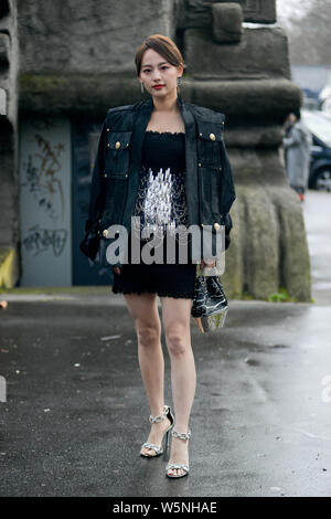 L'actrice et chanteuse Chinoise Zhang Zhang Jiani Jenny ou pose pour street s'enclenche lors de la Paris Fashion Week Automne/Hiver 2019/2020 Womenswear sna rue Banque D'Images