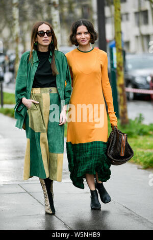 Une femme pose pour street s'enclenche lors de la Paris Fashion Week Automne/Hiver 2019/2020 Womenswear street snap in Paris, France, 1 mars 2019. Banque D'Images