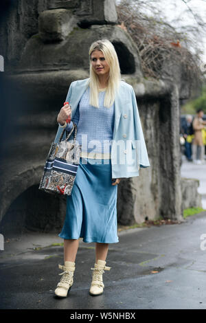 Une femme pose pour street s'enclenche lors de la Paris Fashion Week Automne/Hiver 2019/2020 Womenswear street snap in Paris, France, 1 mars 2019. Banque D'Images