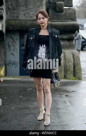 L'actrice et chanteuse Chinoise Zhang Zhang Jiani Jenny ou pose pour street s'enclenche lors de la Paris Fashion Week Automne/Hiver 2019/2020 Womenswear sna rue Banque D'Images