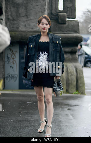 L'actrice et chanteuse Chinoise Zhang Zhang Jiani Jenny ou pose pour street s'enclenche lors de la Paris Fashion Week Automne/Hiver 2019/2020 Womenswear sna rue Banque D'Images