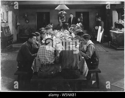 Photos de films de Hollywood ; Portée et contenu : Confrontation sur la femme dans la chambre, les mains de ranch de manger ; Cowboys chasing train. Banque D'Images