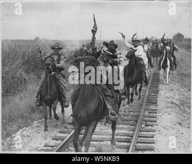 Photos de films de Hollywood ; Portée et contenu : Confrontation sur la femme dans la chambre, les mains de ranch de manger ; Cowboys chasing train. Banque D'Images