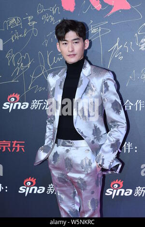 --FILE--acteur chinois Zhang Han arrive sur le tapis rouge pour une cérémonie de remise de prix à Beijing, Chine, 19 décembre 2017. Banque D'Images