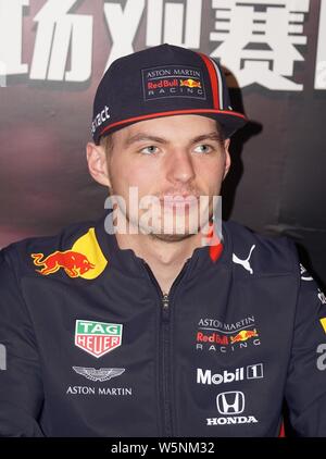 La formule un pilote Red Bull Max Verstappen des Pays-Bas assiste à une réunion du ventilateur à Shanghai, Chine, le 10 avril 2019. Banque D'Images