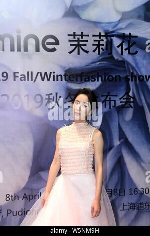 L'actrice et chanteuse chinoise Lou Yixiao, également connu sous le nom de Loura Lou, affiche une nouvelle création à la JASMINE montrer lors de la Shanghai Fashion Week Automne/Wint Banque D'Images