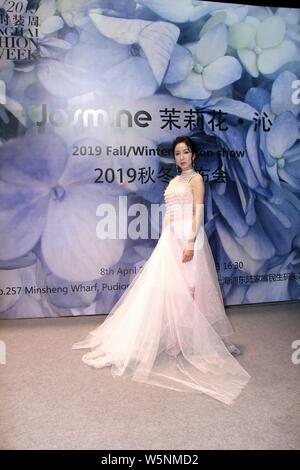 L'actrice et chanteuse chinoise Lou Yixiao, également connu sous le nom de Loura Lou, affiche une nouvelle création à la JASMINE montrer lors de la Shanghai Fashion Week Automne/Wint Banque D'Images