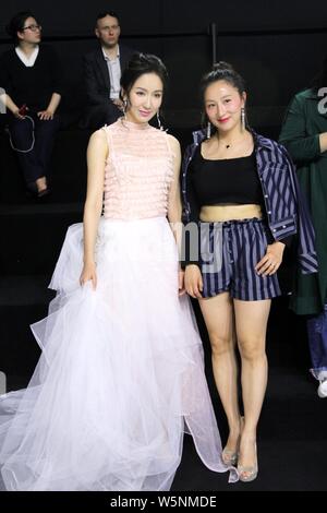 L'actrice et chanteuse chinoise Lou Yixiao, également connu sous le nom de Loura Lou, gauche, et posent à la designer JASMINE montrer lors de la Shanghai Fashion Week Automne/Wint Banque D'Images