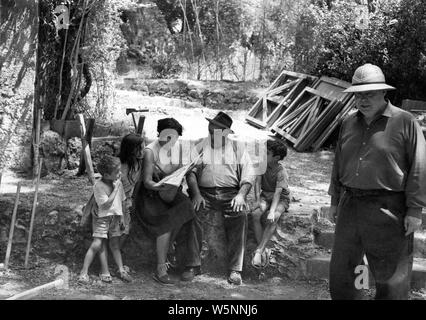 Le réalisateur français Jean Renoir diriger CATHERINE ROUVEL et FERNAND SARDOU DANS LE DEJEUNER SUR L'HERBE / PIQUE-NIQUE SUR L'HERBE 1959 emplacement sur le plateau de tournage franc Jean Renoir Compagnie / Consortium Pathe Cinema Banque D'Images