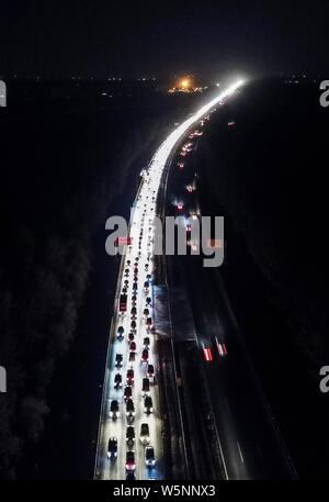 Masses de véhicules se déplacent lentement sur une voie rapide pour retourner à la ville après le festival Qingming, ou la tombe de jours de vacances à Beijing, Chin Banque D'Images