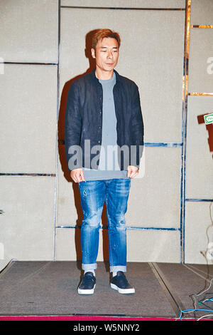 **À HONG KONG Hong Kong**singer Andy Hui ou Hui Chi-on assiste à une conférence de presse pour présenter des excuses au public pour tricher sur son épouse superstar Mgsb Banque D'Images