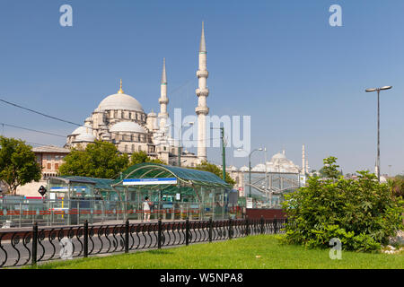 Istanbul, Turquie - 1 juillet 2016 : Street view d'Istanbul avec la nouvelle mosquée Yeni Cami, Banque D'Images
