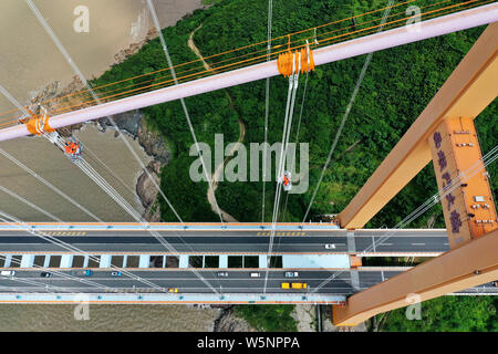 Les travailleurs chinois de maintenir le pont de Xihoumen sur la trans-océanique - Ponts à Hefei city, Ningbo City, Zhejiang Province de Chine orientale, 28 M Banque D'Images