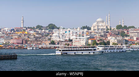 Istanbul, Turquie - 1 juillet 2016 : Istanbul paysage, district d'Eminonu. Bateaux à passagers sont au Golden Horn, Mosquée de Suleymaniye est sur un arrière-plan Banque D'Images