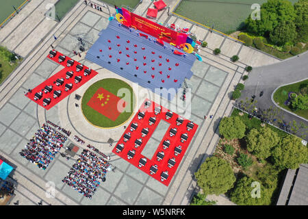 Les participants jouent du piano formant la forme de 70 pour célébrer 70e anniversaire de fondation de la Chine au cours de la compétition à la communication University Banque D'Images