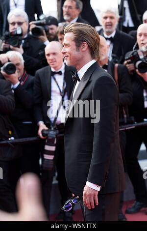 L'acteur américain Brad Pitt arrive sur le tapis rouge pour la première du film 'Il était une fois à Hollywood" au cours de la 72e Festival de Cannes Banque D'Images