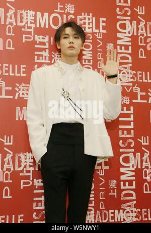 Chanteur taïwanais Lin Yanjun, également connu sous le nom de Evan, Lin garçon chinois de neuf pour cent du groupe assiste à l'exposition Chanel Mademoiselle prive à Shanghai, C Banque D'Images