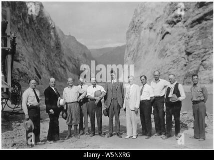 Parti d'inspection accompagnant la secrétaire de l'intérieur photographié à Black Canyon. ; Portée et contenu : la photographie de deux volumes d'une série d'albums de photos documentant la construction de barrage Hoover, Boulder City, Nevada. Banque D'Images