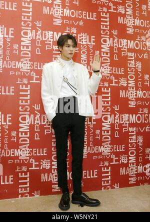 Chanteur taïwanais Lin Yanjun, également connu sous le nom de Evan, Lin garçon chinois de neuf pour cent du groupe assiste à l'exposition Chanel Mademoiselle prive à Shanghai, C Banque D'Images