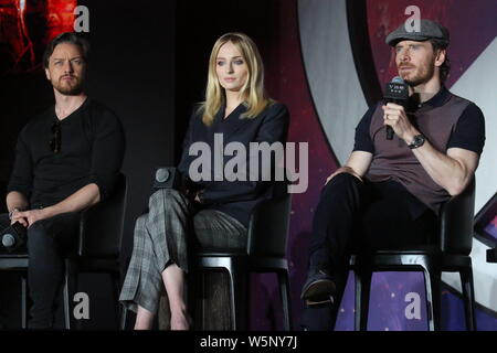 (De gauche) l'acteur écossais James McAvoy, actrice anglaise Sophie Turner et d'ascendance irlandais et allemande, l'acteur Michael Fassbender assister à une conférence de presse pour les nouveaux mo Banque D'Images
