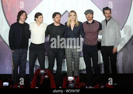 (De gauche) acteurs américains Evan Peters, Tye Sheridan, l'acteur écossais James McAvoy, actrice anglaise Sophie Turner, l'Ascendance irlandais et allemande l'acteur Michael Fassbend Banque D'Images