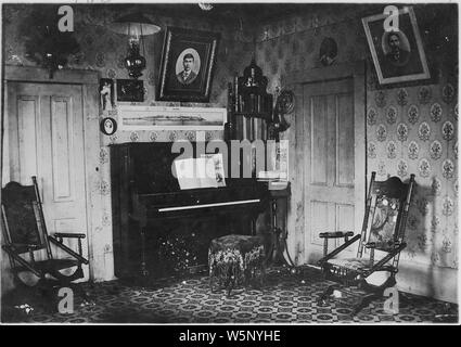 L'intérieurapt David Leask chambre. ; Portée et contenu : Photo par Haldane, photographe natif de Metlakahtla. Leask a été professeur dans l'École de la Mission et secrétaire de l'Metlakahtla conseil du village. Au nom de l'Metlakahtlans il a préparé l'allocution de bienvenue pour la visite de Lord Dufferin Metlakahtla, C.-B. en 1876, et a participé au choix de l'île Annette pour la nouvelle maison de la Mission de l'Meltlakahtla colonie en Alaska. Banque D'Images