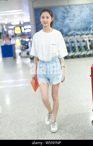 L'actrice chinoise Chen Chen ou Yukee Yuqi arrive à l'aéroport international Beijing Capital avant le départ à Beijing, Chine, 28 mai 2019. T-shir Banque D'Images