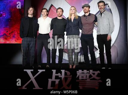 (De gauche) acteurs américains Evan Peters, Tye Sheridan, l'acteur écossais James McAvoy, actrice anglaise Sophie Turner, l'Ascendance irlandais et allemande l'acteur Michael Fassbend Banque D'Images