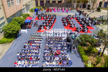 Les participants jouent du piano formant la forme de 70 pour célébrer 70e anniversaire de fondation de la Chine au cours de la compétition à la communication University Banque D'Images