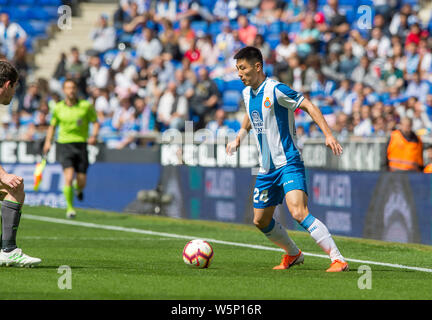 Wu Lei de RCD Espanyol dribbles contre Real Sociedad dans leur 38e match durant la saison 2018-2019 de la Liga à Barcelone, Espagne, 18 mai 2019. Banque D'Images