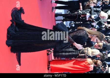Le modèle brésilien Ana Beatriz Barros pose sur le tapis rouge pour le 72e Festival International du Film de Cannes à Cannes, France, 23 mai 2019. Banque D'Images