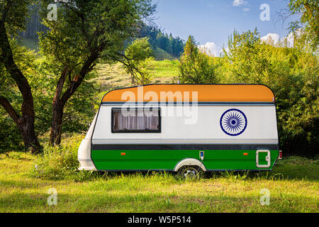 Une voiture remorque, d'une autocaravane, peint dans le drapeau national de l'Inde est stationné dans une zone montagneuse. Le concept du transport routier, le commerce, l'exportation et l'im Banque D'Images