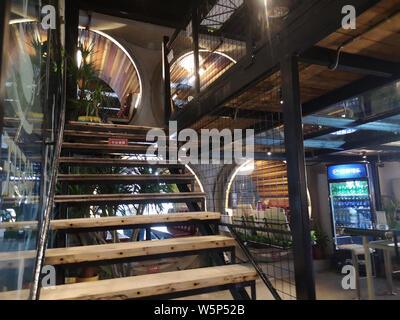 Salles à manger privées construites à partir de tuyaux de ciment sont incrustés dans le mur de la cafétéria de style industriel dans la nouvelle District, Chongqing, Chine, 15 M Banque D'Images