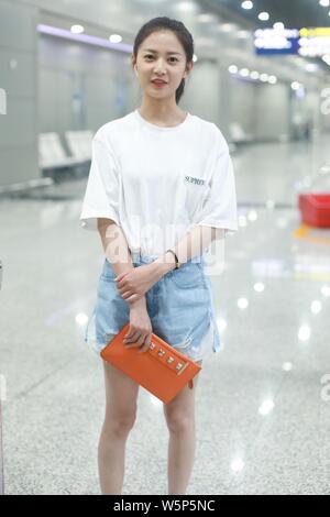 L'actrice chinoise Chen Chen ou Yukee Yuqi arrive à l'aéroport international Beijing Capital avant le départ à Beijing, Chine, 28 mai 2019. T-shir Banque D'Images